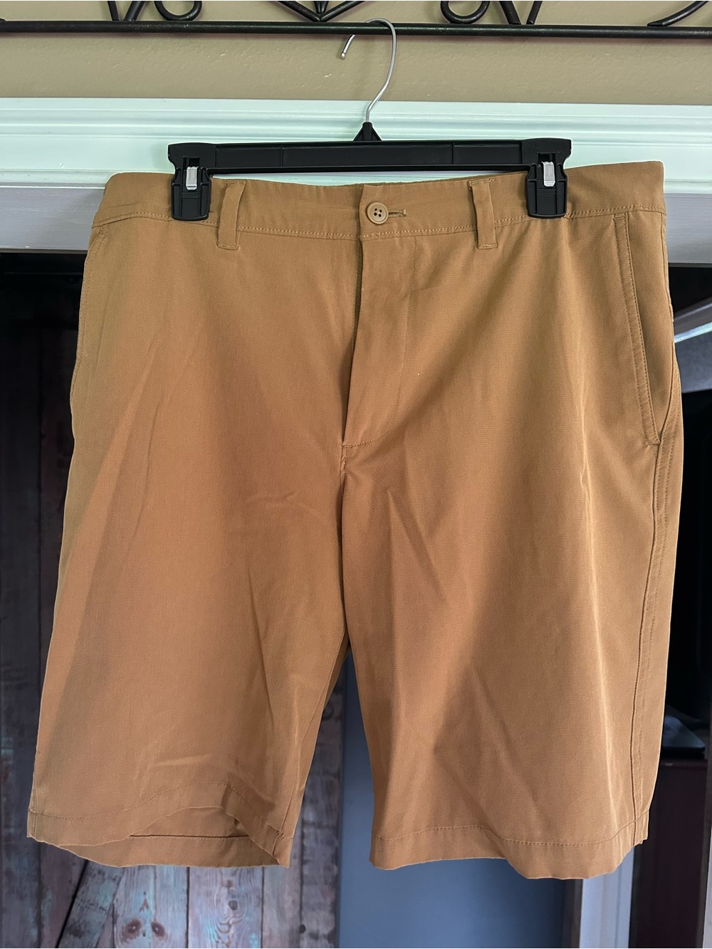 Old Navy Men's Flat-Front Chino Shorts in Tan